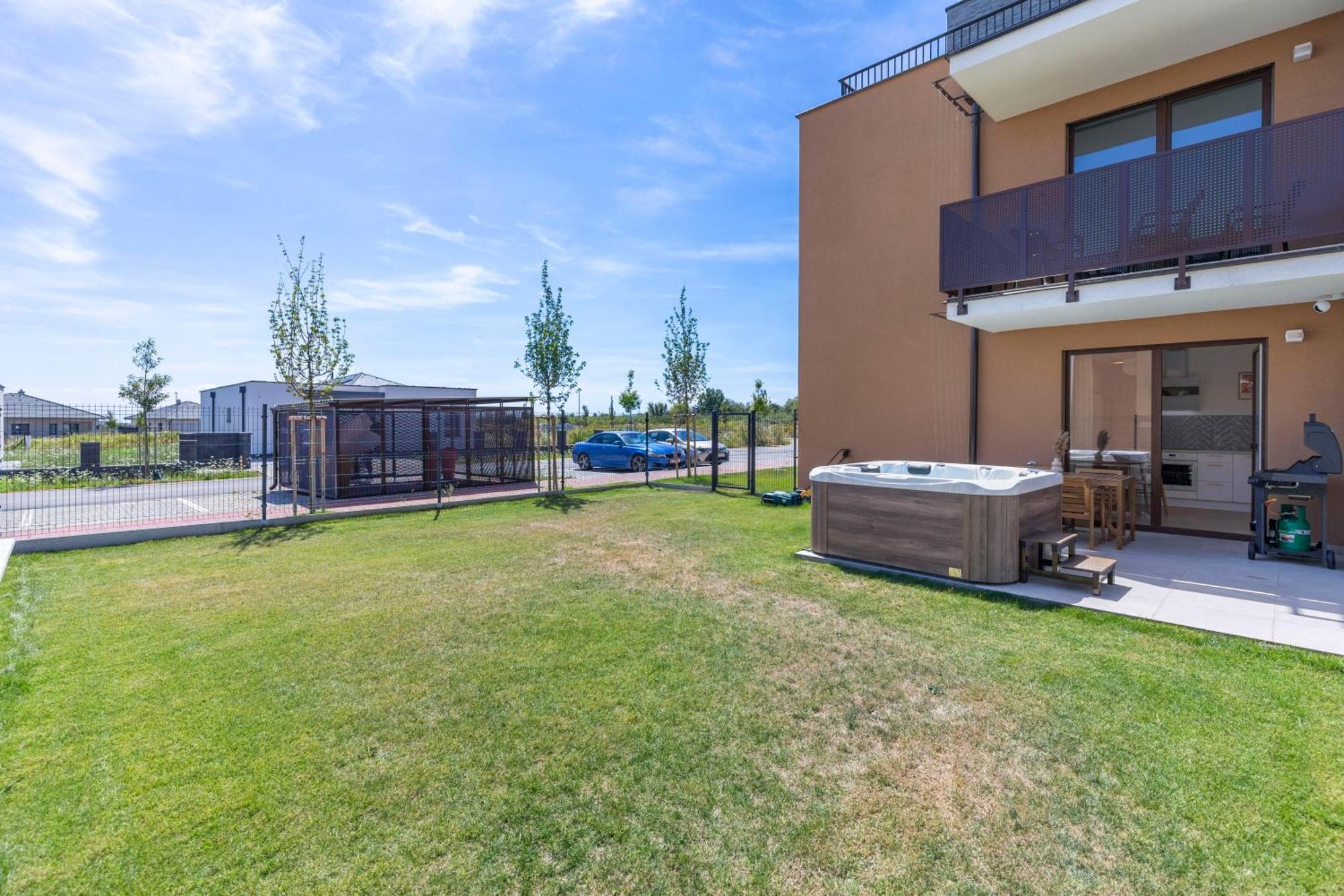 Boho Apt W Jacuzzi, Grill & Garden Modra Luaran gambar